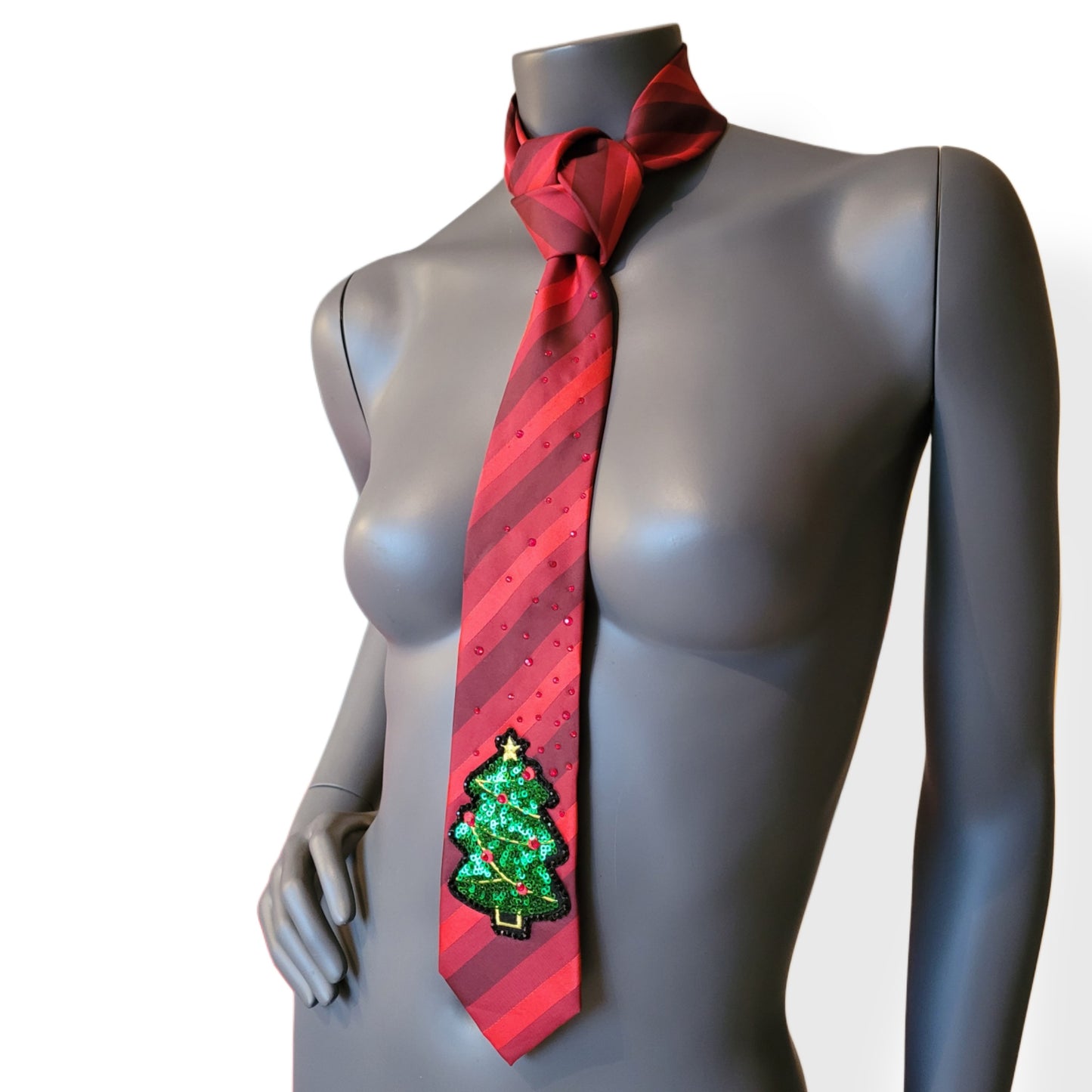Another Dance collection: Julgransköpa tie, vintage diagonally striped polyester necktie in shades of red with a sequin Christmas tree applique, adorned with shimmering glass crystals in black and dark red