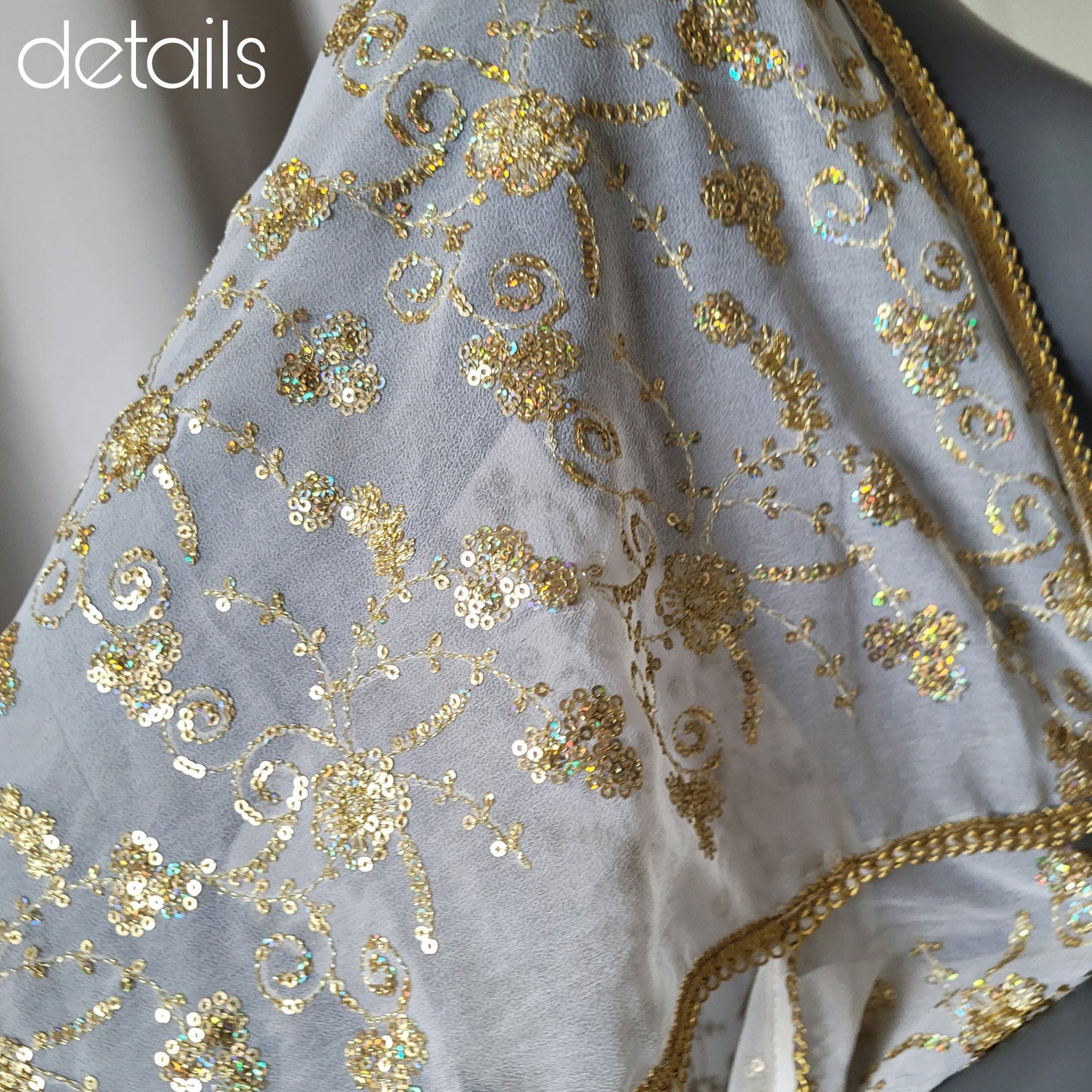 Draped kimono in beige / white with golden irredecent embroidery (M)