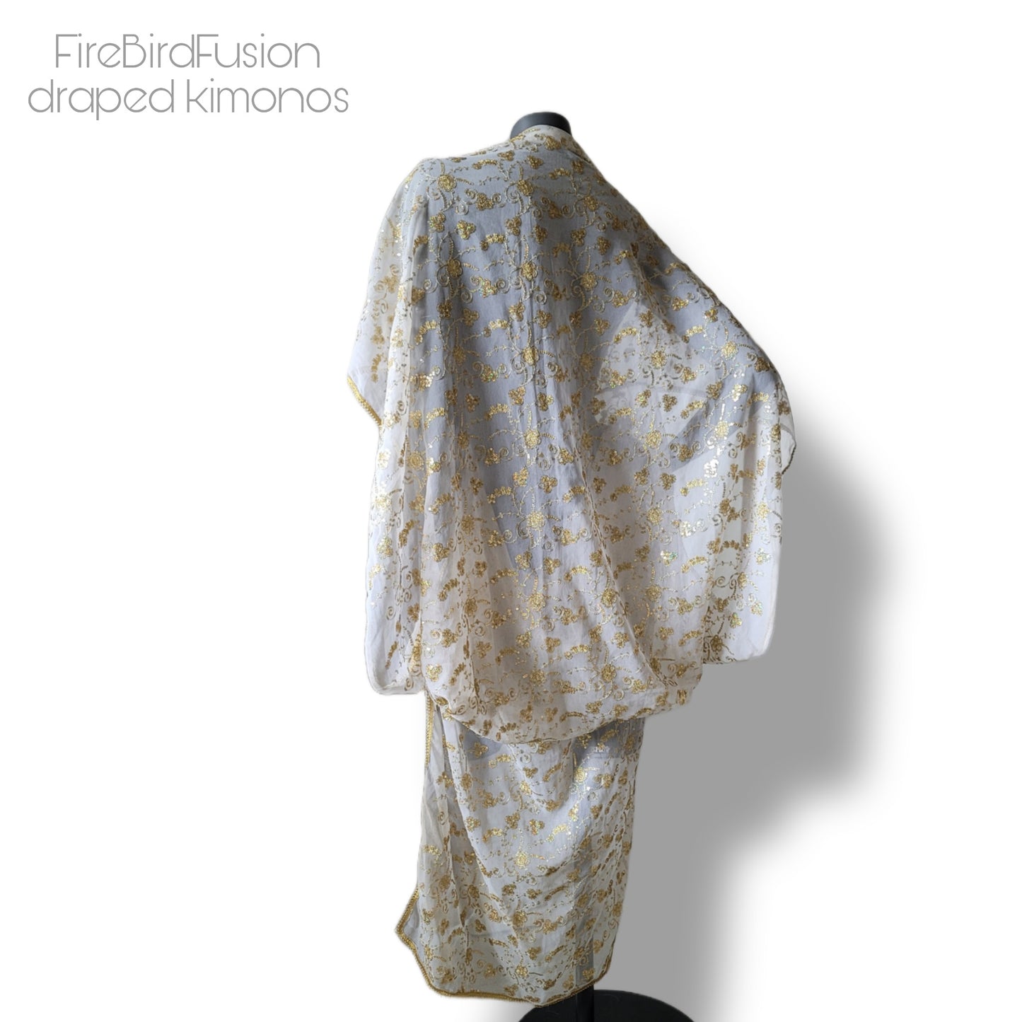 Draped kimono in beige / white with golden irredecent embroidery (M)