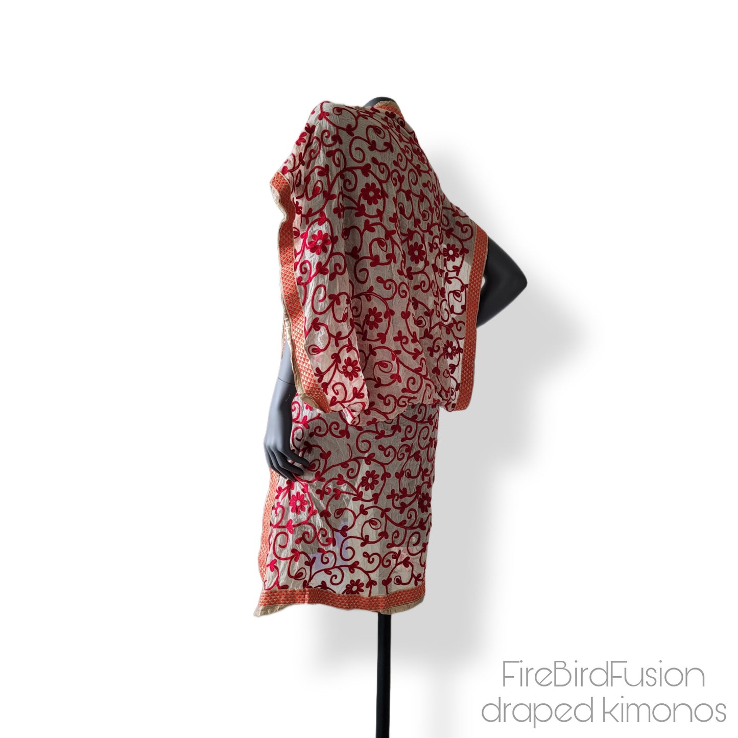 Draped short kimono in ivory white with red floral embroidery (XS)