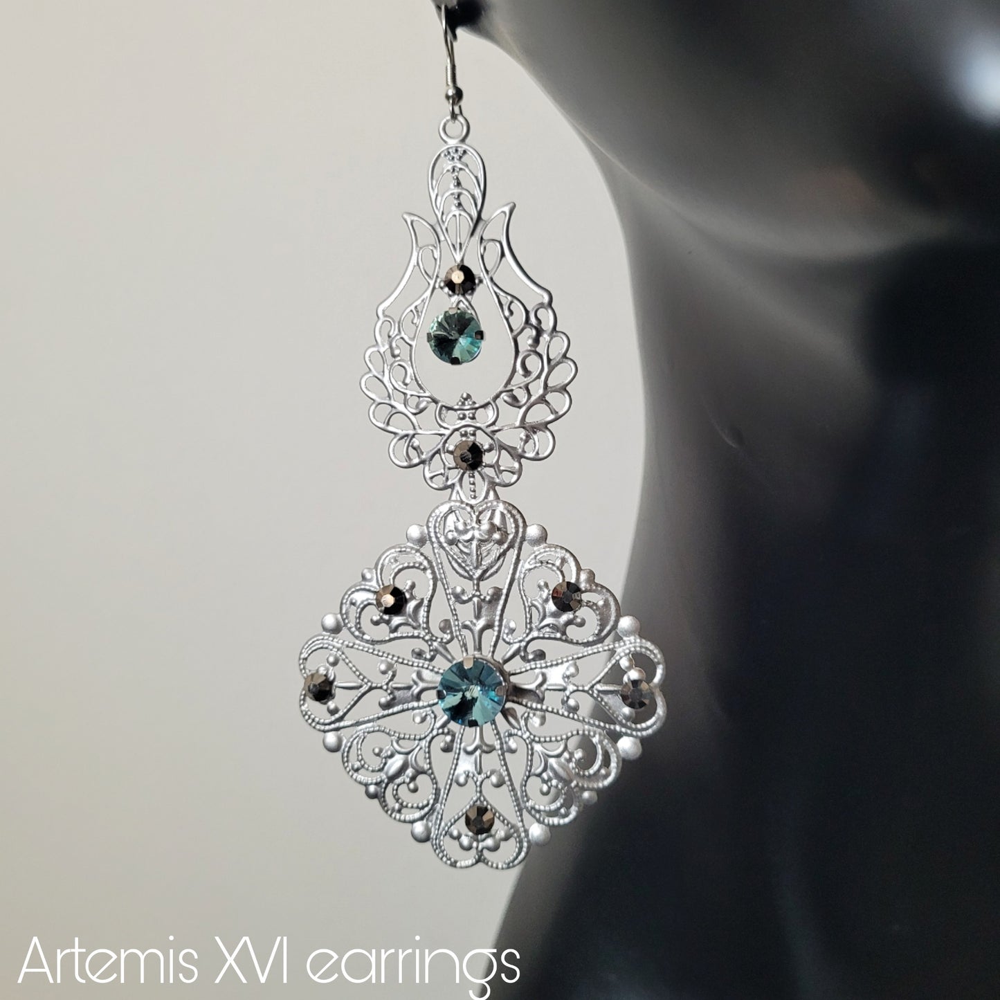 Deusa ex Machina collection: The Artemis earrings