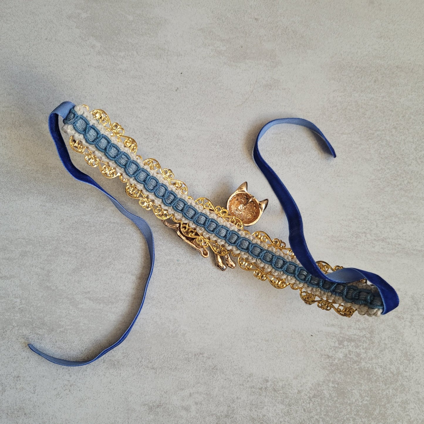 WhatEver collection: The Playing with Pearls metal choker with a blue cat, faux pearls and hight quality glass crystals