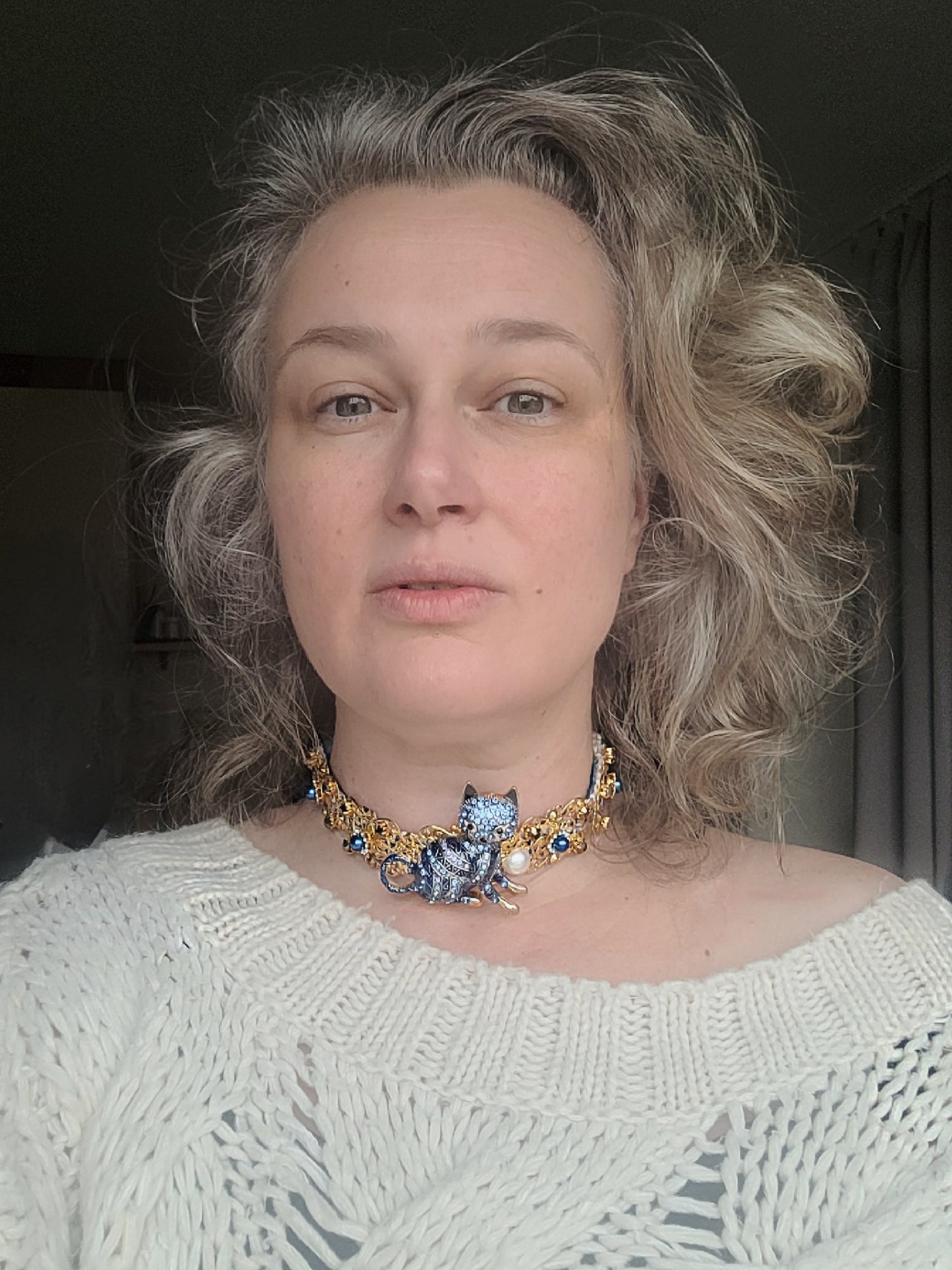 WhatEver collection: The Playing with Pearls metal choker with a blue cat, faux pearls and hight quality glass crystals