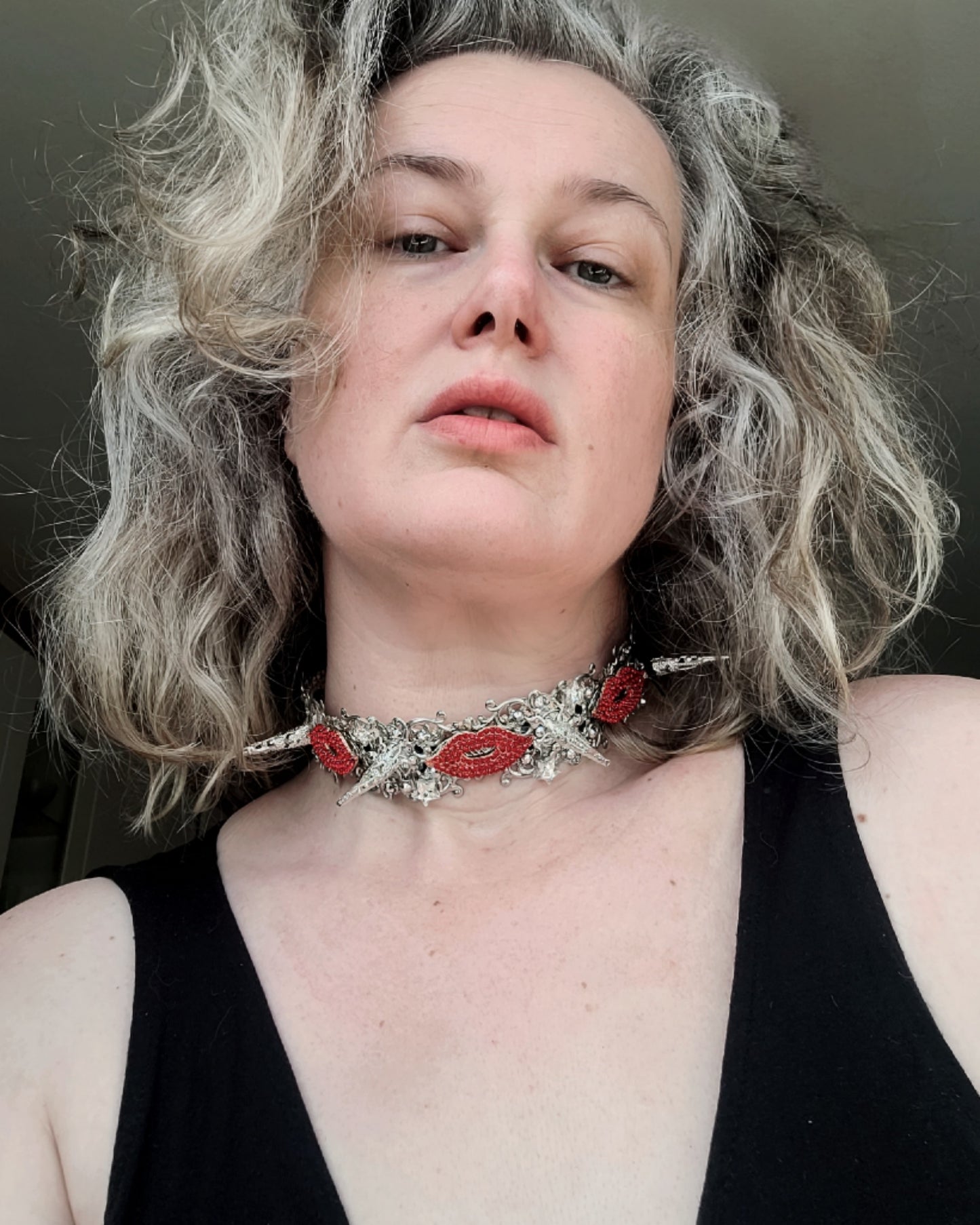 WhatEver collection: The Speak Up metal choker with three red lips, filigree spikes, rhinestones and glass crystals stars (update photos before launch)
