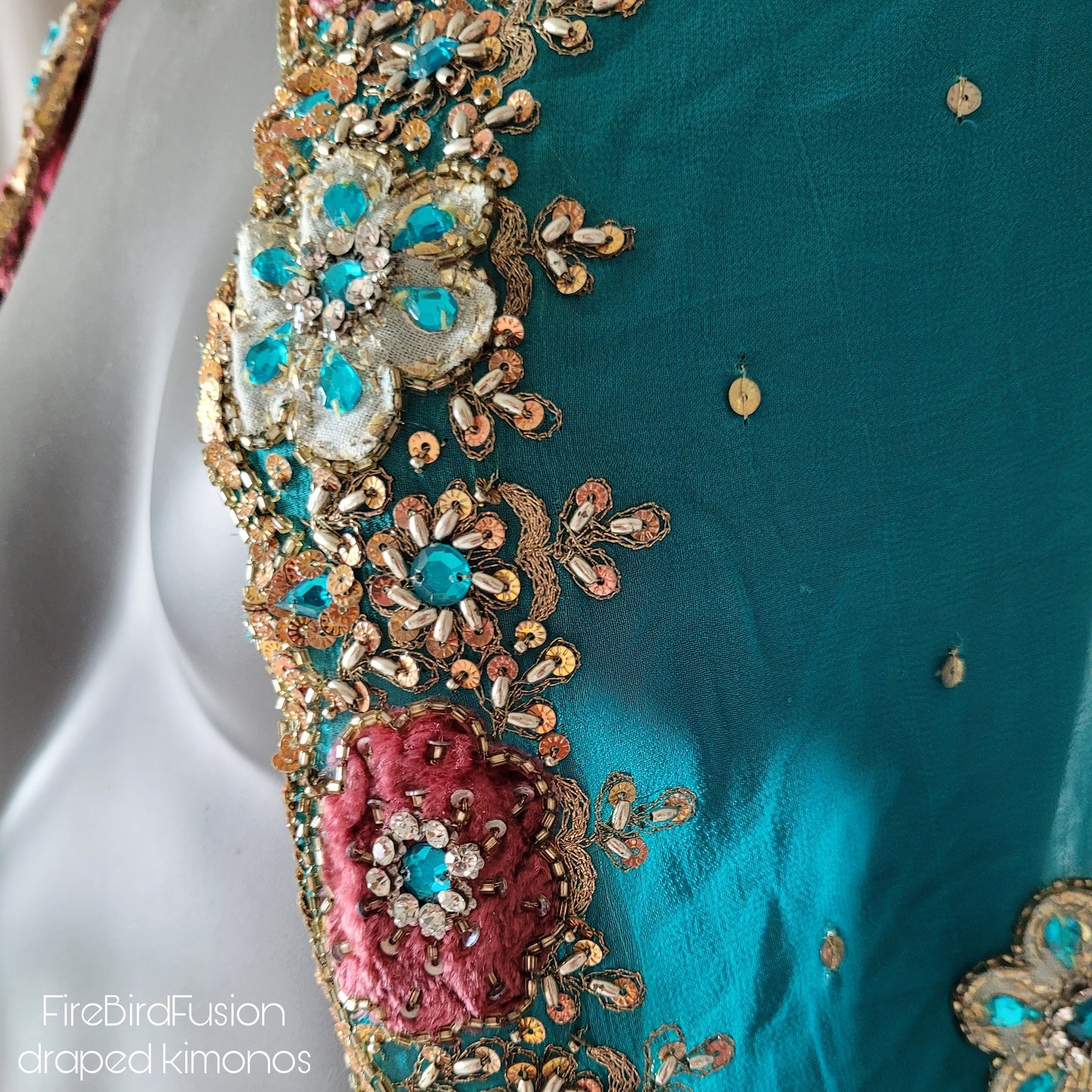 Luxurious draped kimono in pink and blue with elaborated hand embellishment in blonze, velvet appliques and crystal glass rhinestones (XL)