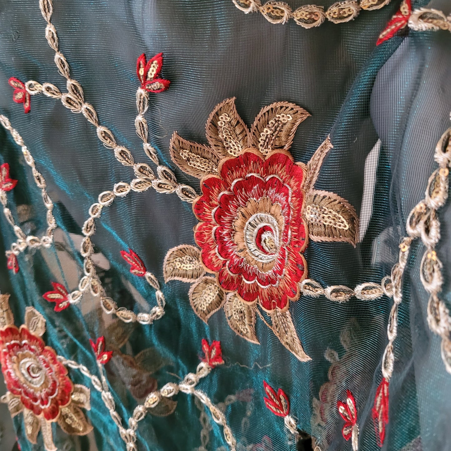 Draped short kimono in dark green net fabric with beautiful floral embroidery (M)
