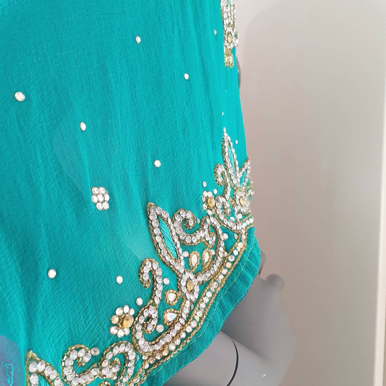 Luxurious draped kimono in turqouise and cerise with elaborated hand embellishment in silver and crystal glass rhinestones (M-L)