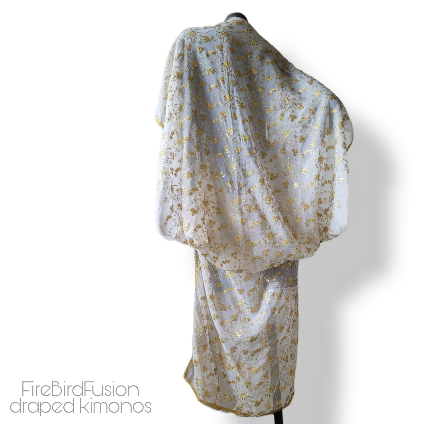 Draped kimono in beige / white with golden irredecent embroidery (M)