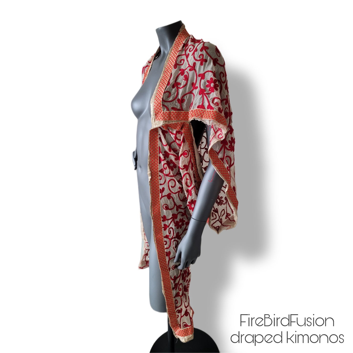 Draped short kimono in ivory white with red floral embroidery (XS)