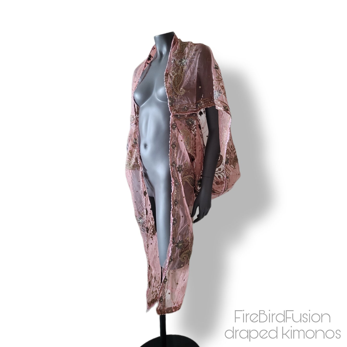Draped short kimono in light pink synthetic net fabric with beautiful embrodery and broad trims (M)