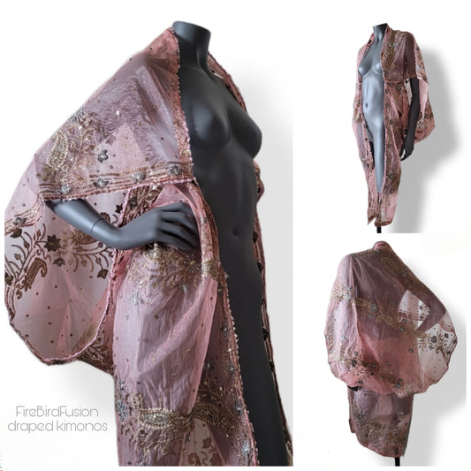 Draped short kimono in light pink synthetic net fabric with beautiful embrodery and broad trims (M)