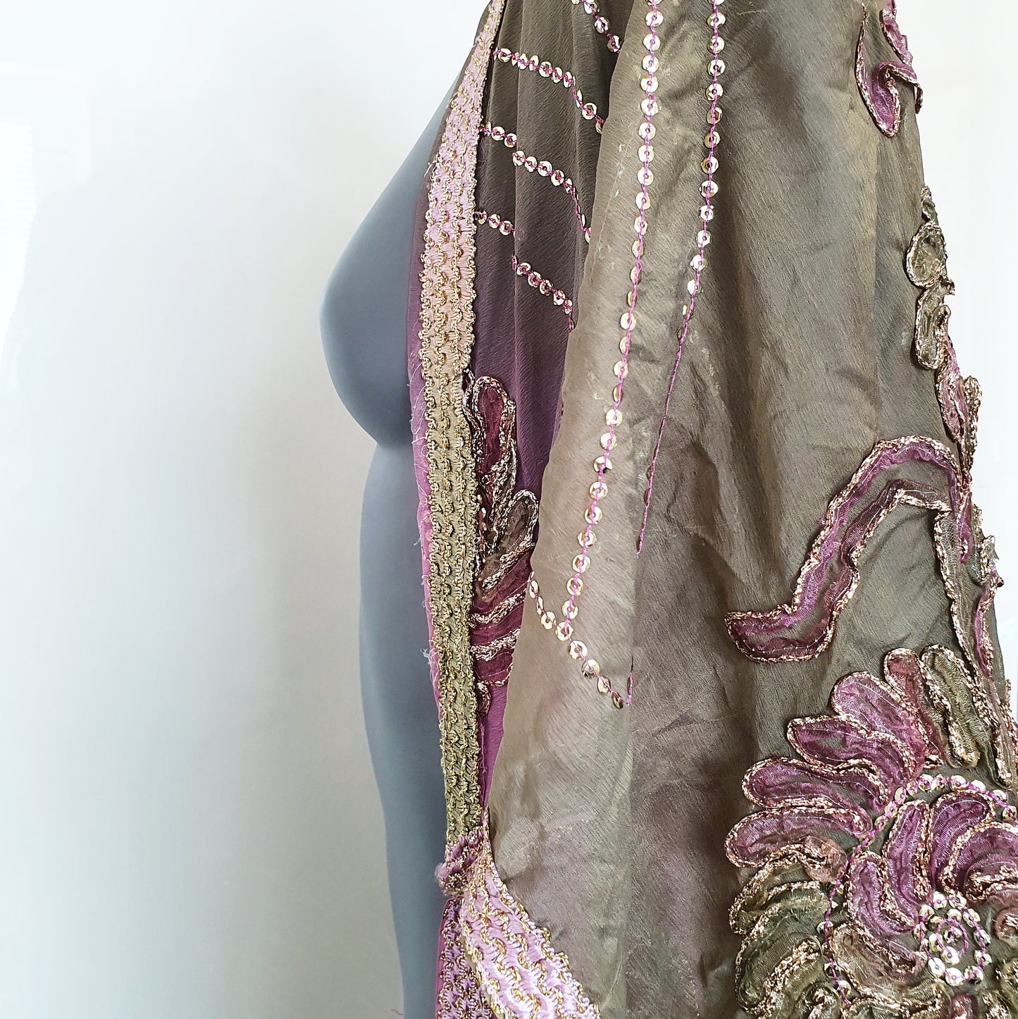 Draped kimono in pale gray and lavender with appliques (L-XL)