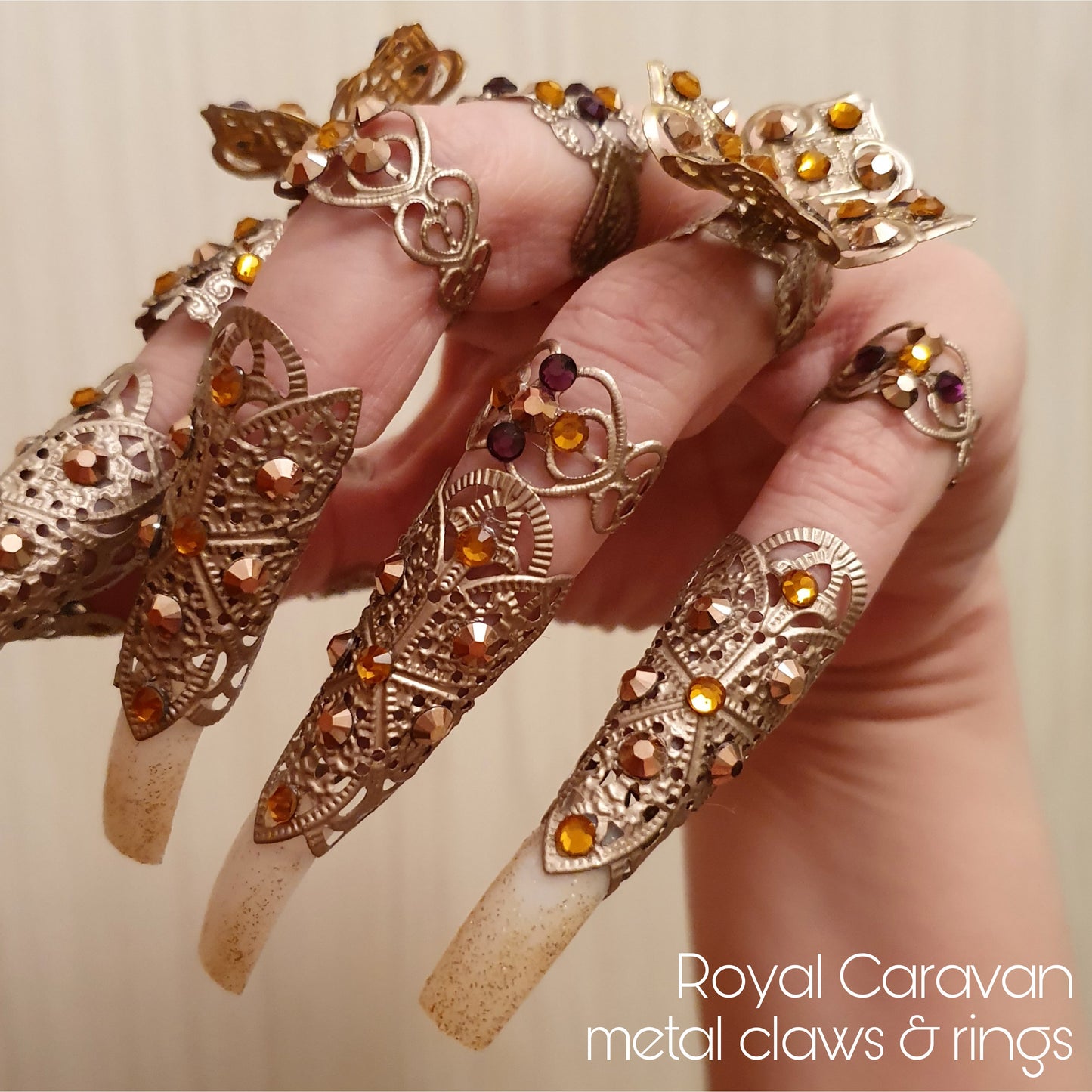 The Royal Caravan metal claws with ring in pale antique gold (set of 5 claws)