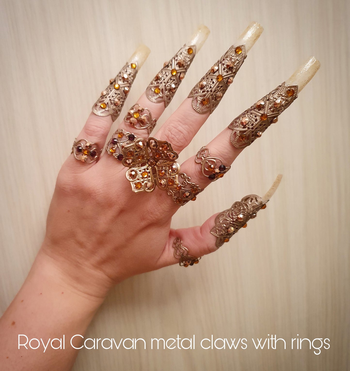 The Royal Caravan metal claws with ring in pale antique gold (set of 5 claws)