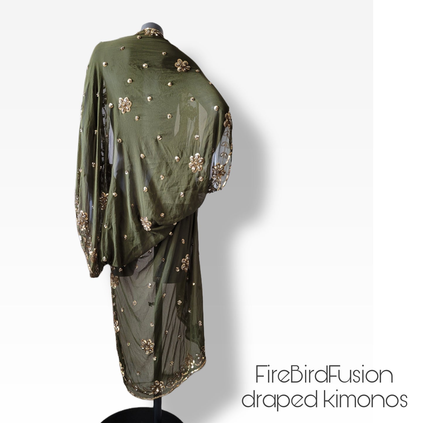 Draped kimono in green with elaborated hand embrodery in gold (M)