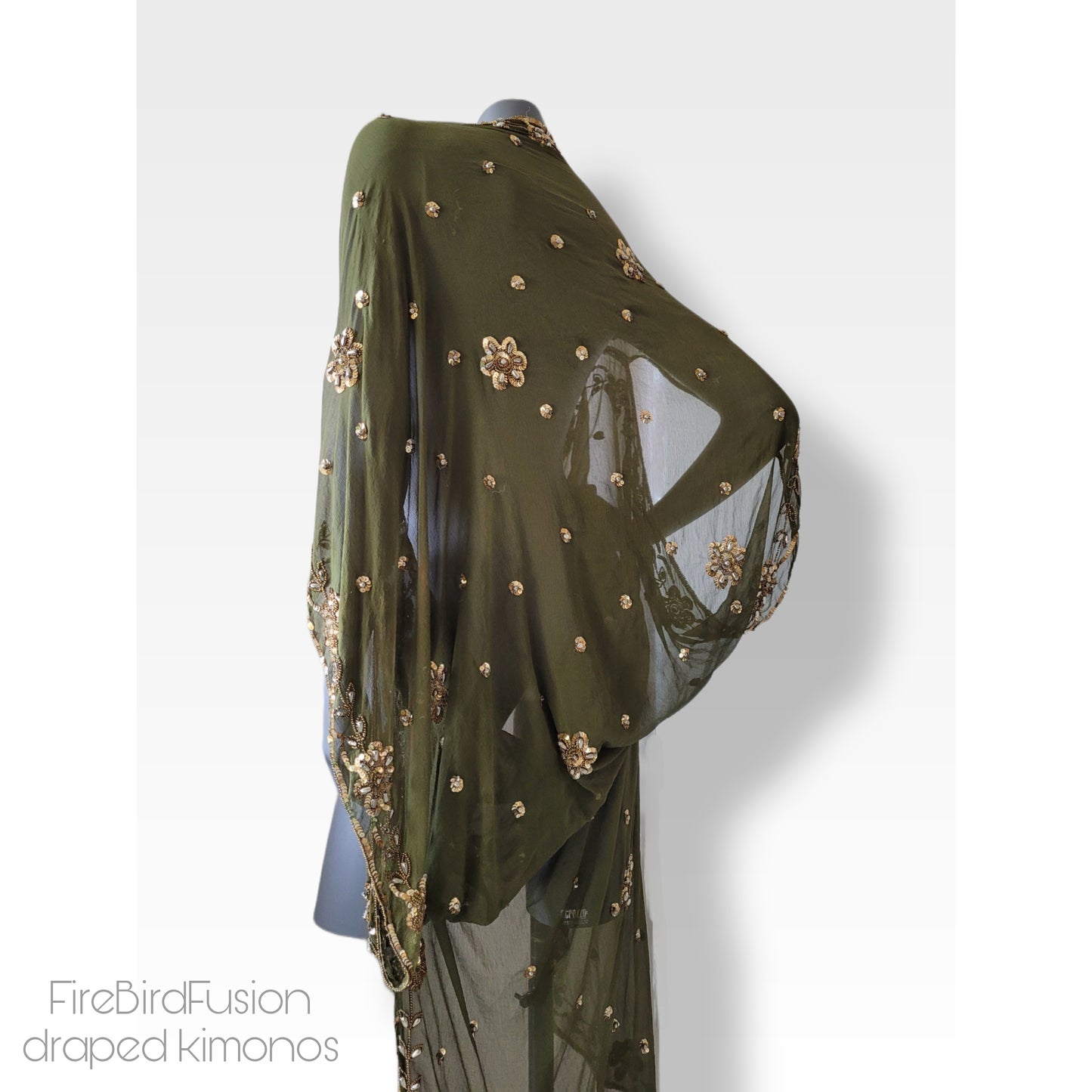Draped kimono in green with elaborated hand embrodery in gold (M)
