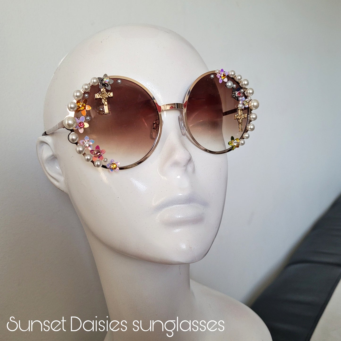 Flower & Pearls collection: The Sunset Daisies Sunglasses